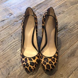 Like new! Tory Burch Astoria leopard print wedges